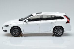 Volvo V60 D3 Crystal Blanco FAW 1:18 9430840 Metal - imagen 4 de 7