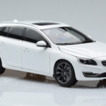 Volvo V60 D3 Crystal Blanco FAW 1:18 - image 5 of 7