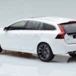 Volvo V60 D3 Crystal Blanco FAW 1:18 - image 6 of 7