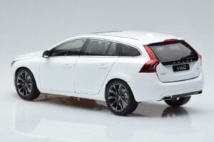 Volvo V60 D3 Crystal Blanco FAW 1:18 9430840 Metal - imagen 6 de 7