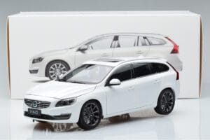 Volvo V60 D3 Crystal Blanco FAW 1:18 9430840 Metal - imagen 7 de 7