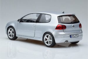 Volkswagen Golf GTI Mk5 Pirelli Edition Plata Norev 1:18 188425 Metal - imagen 6 de 7
