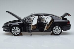 Volkswagen Phaeton V6 Mazeppa Gris Kyosho 1:18 08831MBK Metal - imagen 4 de 9