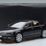 Volkswagen Phaeton V6 Mazeppa Gris Kyosho 1:18 - image 9 of 9