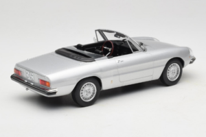 Alfa Romeo 2000 Spider Plata Norev 1:18 187884 Metal - imagen 2 de 6