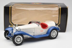Alfa Romeo 2300 Spider Blanco & Azul Bburago 1:18 3008-M1 Metal - imagen 6 de 6