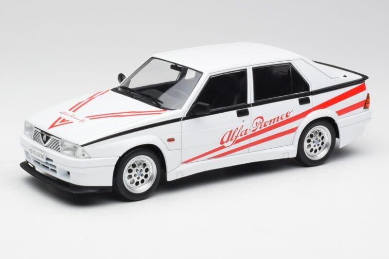 Alfa Romeo 75 Turbo Evoluzione Blanco MCG 1:18 MCG18430 Metal