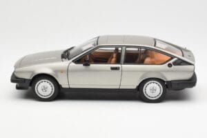 Alfa Romeo Alfetta GTV 2.0 Gris Metalizado AUTOart 1:18 70147 Metal - imagen 4 de 8