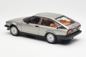 Alfa Romeo Alfetta GTV 2.0 Gris Metalizado AUTOart 1:18 70147 Metal - imagen 7 de 8