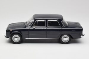Alfa Romeo Giulia 1300 Azul Minichamps 1:18 180120905 Metal - imagen 4 de 8