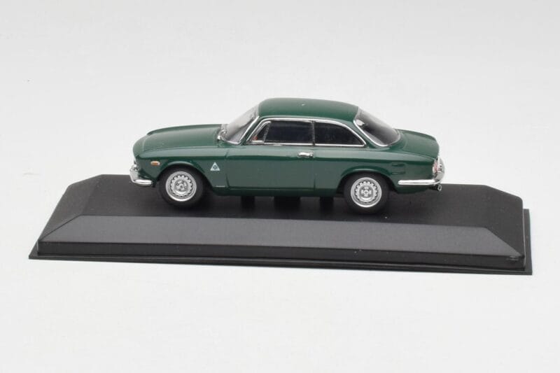 Alfa Romeo Giulia GTA 1300 Junior Verde Minichamps 1:43 ALFA010 Metal