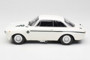 Alfa Romeo GTA 1300 Junior Blanco Minichamps 1:18 155120021 Metal - imagen 3 de 6