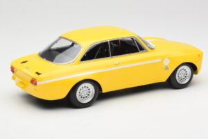 Alfa Romeo GTA 1300 Junior Amarillo Minichamps 1:18 155120024 Metal - imagen 3 de 6