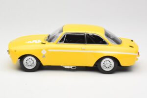 Alfa Romeo GTA 1300 Junior Amarillo Minichamps 1:18 155120024 Metal - imagen 5 de 6