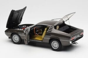 Alfa Romeo Montreal Marrón Metalizado AUTOart 1:18 70173 Metal - imagen 5 de 8