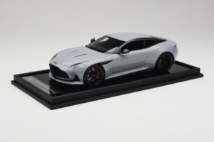 Aston Martin DB12 Nardo Gray MotorHelix 1:18 MH027NG Resina - imagen 2 de 7