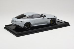 Aston Martin DB12 Nardo Gray MotorHelix 1:18 MH027NG Resina - imagen 3 de 7