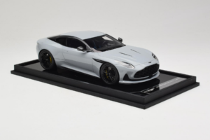 Aston Martin DB12 Nardo Gray MotorHelix 1:18 MH027NG Resina - imagen 4 de 7