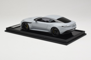 Aston Martin DB12 Nardo Gray MotorHelix 1:18 MH027NG Resina - imagen 5 de 7