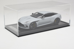 Aston Martin DB12 Nardo Gray MotorHelix 1:18 MH027NG Resina - imagen 6 de 7
