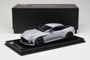 Aston Martin DB12 Nardo Gray MotorHelix 1:18 MH027NG Resina - imagen 7 de 7