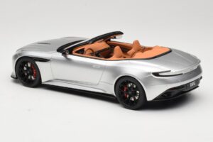 Aston Martin DB12 Volante Plateado GT Spirit 1:18 GT945 Resina - imagen 5 de 6