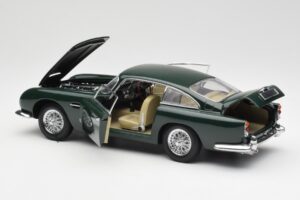Aston Martin DB5 RHD Verde AUTOart 1:18 70024 Metal - imagen 5 de 8
