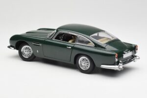 Aston Martin DB5 RHD Verde AUTOart 1:18 70024 Metal - imagen 7 de 8