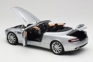 Aston Martin DB9 Volante Plata Minichamps 1:18 150137334 Metal - imagen 5 de 8
