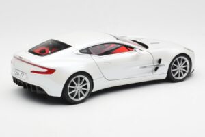 Aston Martin One-77 Morning Frost Blanco AUTOart 1:18 70244 Metal - imagen 3 de 8