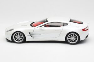 Aston Martin One-77 Morning Frost Blanco AUTOart 1:18 70244 Metal - imagen 4 de 8