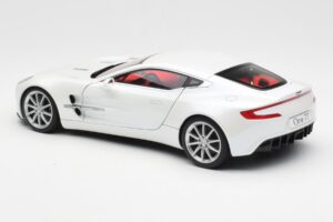 Aston Martin One-77 Morning Frost Blanco AUTOart 1:18 70244 Metal - imagen 7 de 8