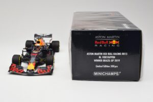 Aston Martin Red Bull Racing RB15 #33 M. Verstappen Winner Brazil GP 2019 Minichamps 1:18 110191933 Metal - imagen 6 de 6