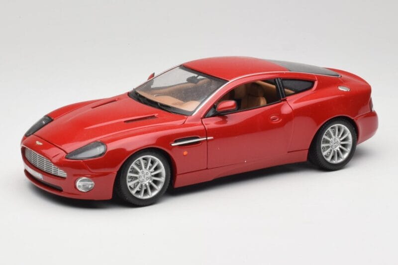 Aston Martin V12 Vanquish Rojo Bburago 1:18 34063 Metal