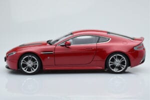 Aston Martin V12 Vantage Rojo AUTOart 1:18 70208 Metal - imagen 4 de 8