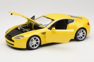 Aston Martin V8 Vantage Amarillo Hot Wheels 1:18 G7159 Metal - imagen 2 de 8