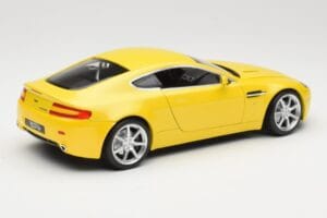Aston Martin V8 Vantage Amarillo Hot Wheels 1:18 G7159 Metal - imagen 3 de 8