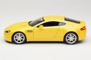 Aston Martin V8 Vantage Amarillo Hot Wheels 1:18 G7159 Metal - imagen 4 de 8