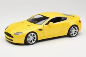 Aston Martin V8 Vantage Amarillo Hot Wheels 1:18 G7159 Metal