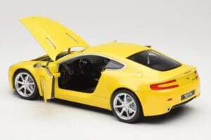 Aston Martin V8 Vantage Amarillo Hot Wheels 1:18 G7159 Metal - imagen 5 de 8