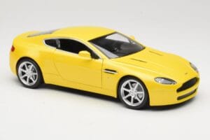 Aston Martin V8 Vantage Amarillo Hot Wheels 1:18 G7159 Metal - imagen 6 de 8