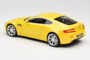Aston Martin V8 Vantage Amarillo Hot Wheels 1:18 G7159 Metal - imagen 7 de 8