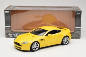 Aston Martin V8 Vantage Amarillo Hot Wheels 1:18 G7159 Metal - imagen 8 de 8