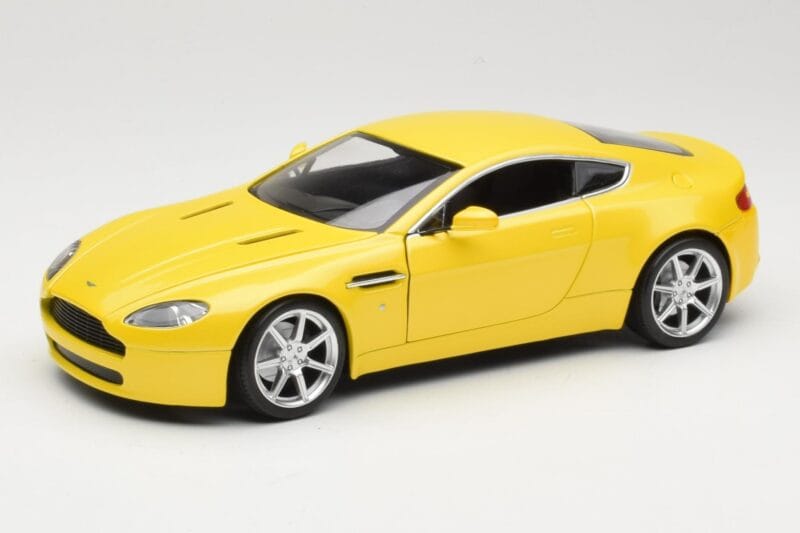 Aston Martin V8 Vantage Amarillo Hot Wheels 1:18 G7159 Metal