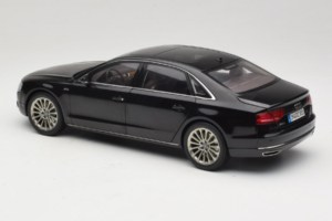 Audi A8L D3 W12 Phantom Black Kyosho 1:18 5011008125 Metal - imagen 7 de 8