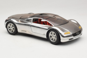 Audi Avus Quattro Chrome Silver Revell 1:18 08913-C1 Metal - imagen 6 de 8