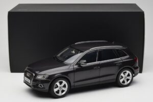 Audi Q5 8R Lava Grey Kyosho 1:18 09242LG Metal - imagen 8 de 8