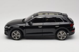 Audi Q5L FY Negro Paudi Model 1:18 26732 Metal - imagen 4 de 8