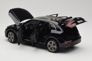 Audi Q5L FY Negro Paudi Model 1:18 26732 Metal - imagen 5 de 8