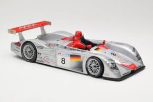 Audi R8 LMP900 #8 Audi Sport Team Joest F. Biela / E. Pirro / T. Kristensen 24 Hours of Le Mans 2000 Maisto 1:18 38899 Metal - imagen 4 de 6